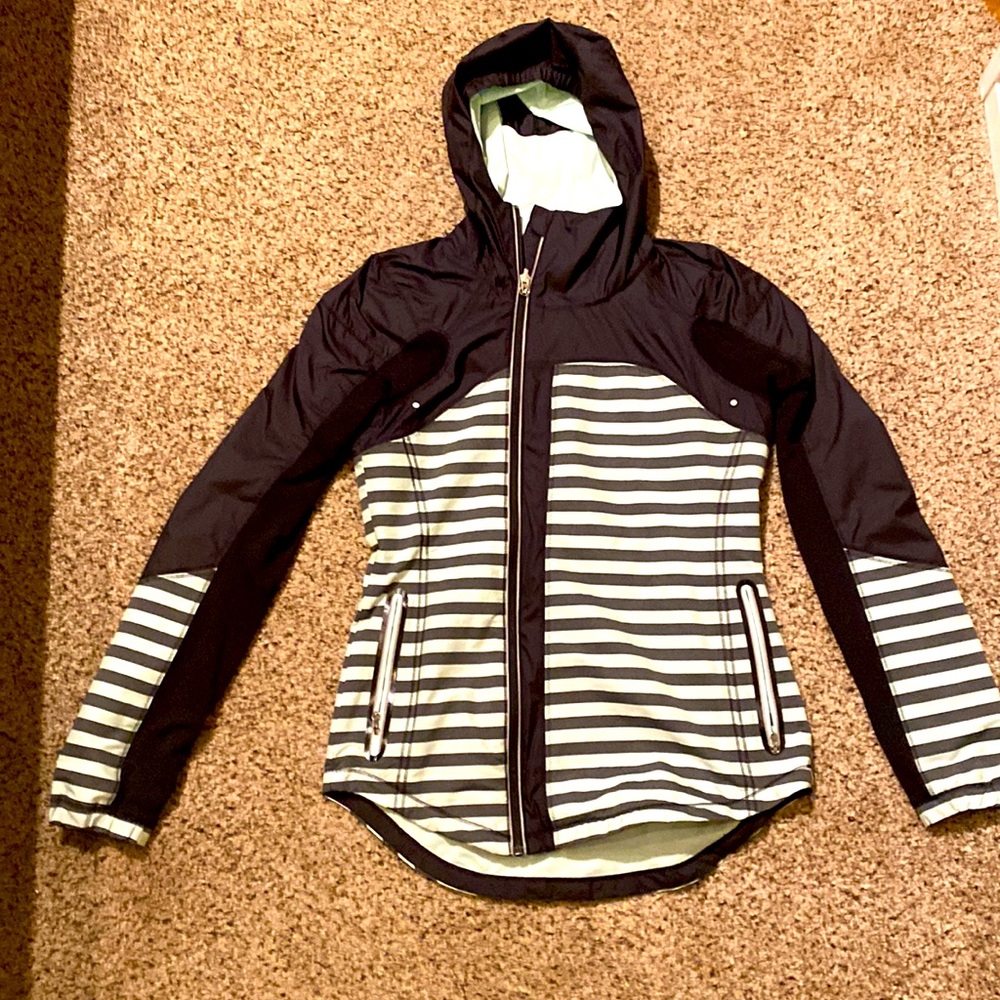 Women’s lightweight lululemon jacket size 6 excellent condition
